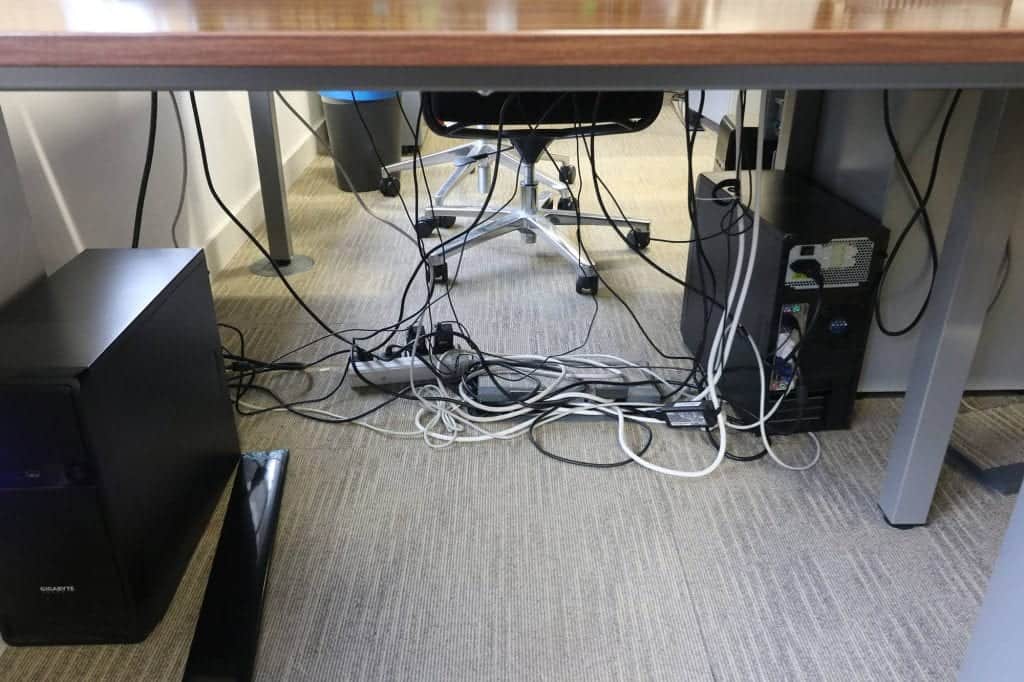 Полка для проводов под столом